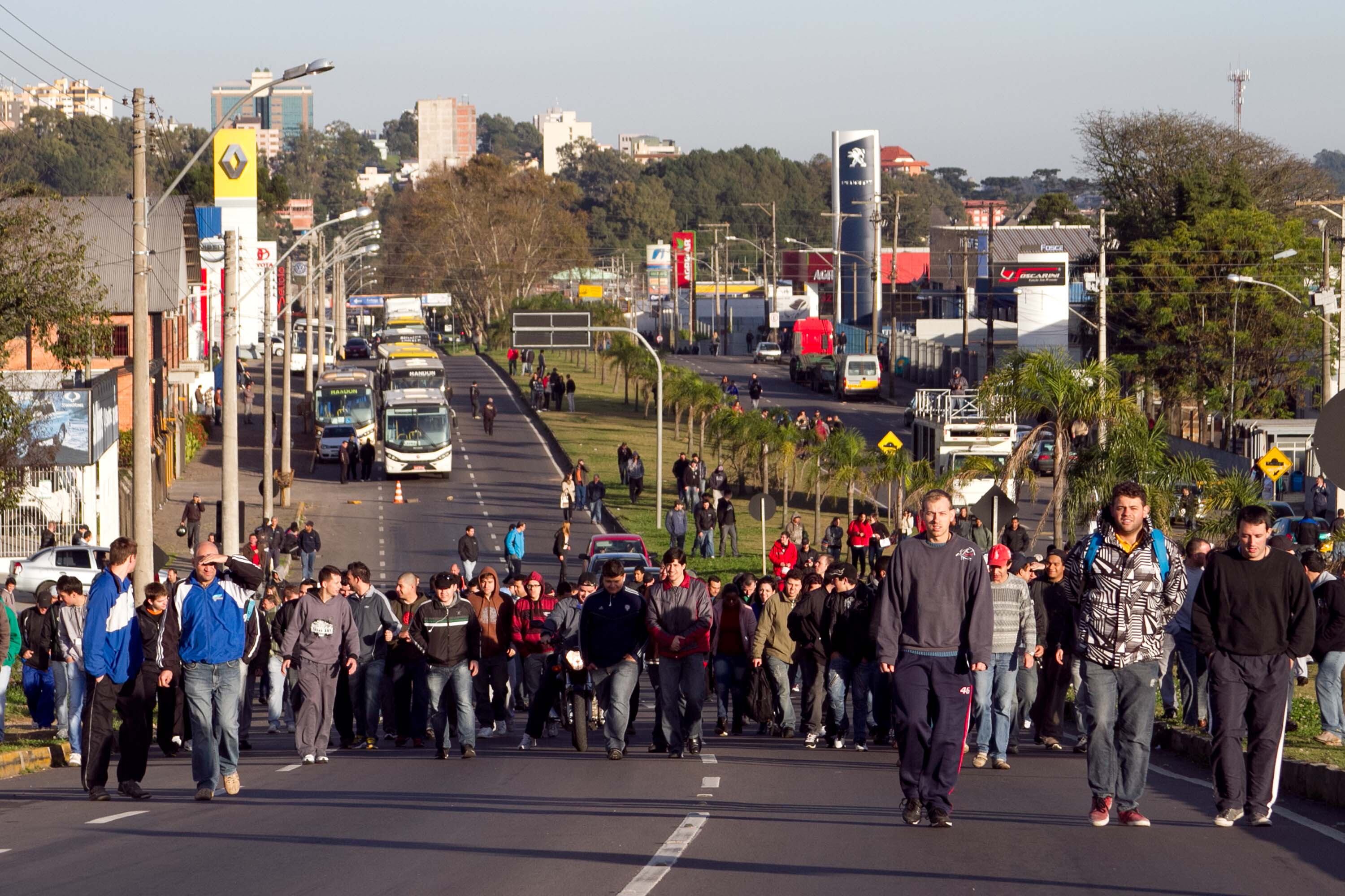Manifestantes fecham rodovia em Caxias do Sul (RS)