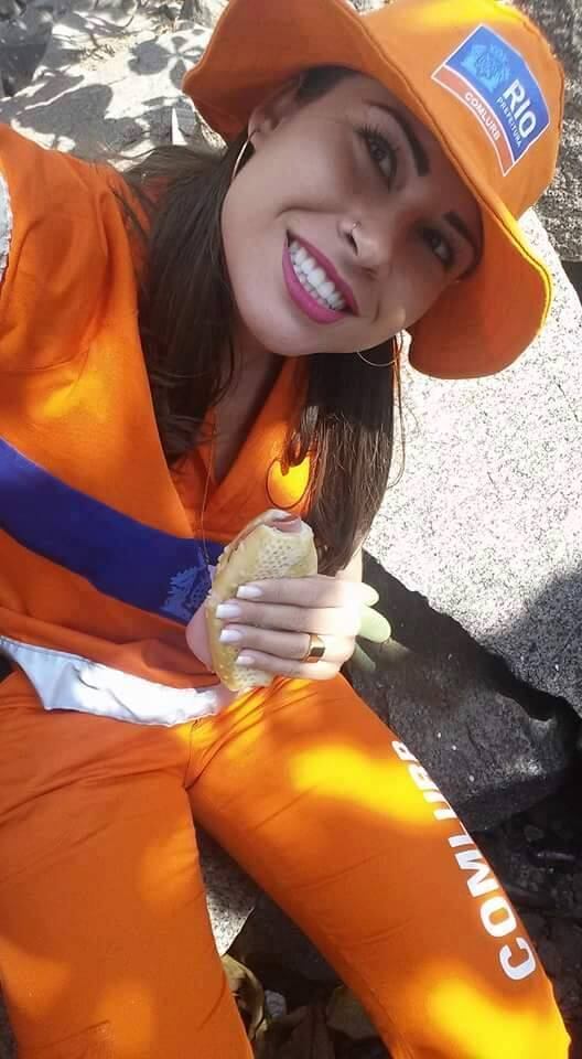 Rita registrou ainda o seu almoço, que no dia do gari foi um tradicional pão com mortadela

"Não esperava essa repercussão toda", conta gari gata que virou sucesso na internet
