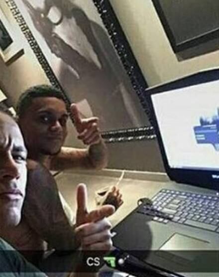 1. Quadro de Marquezine na sala da casa de Neymar
Se alguém ainda tem alguma dúvida sobre a reconciliação de Neymar e Bruna, veja só essa: o craque do Barcelona publicou, em seu Snapchat, uma imagem em que aparece jogando um game com um amigo, mas o que chamou mesmo a atenção no clique foi um retrato gigante da atriz pendurado na parede da sala do jogador

