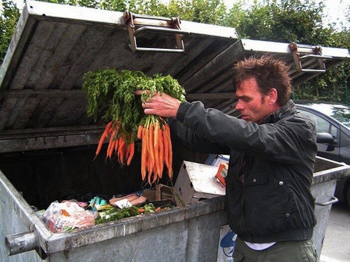 Já em países em desenvolvimento, onde o lixo é descartado em
recipientes muito menores, eles frequentam feiras livres, depósitos de
supermercados e centros de distribuição para pegar alimentos que seriam desperdiçados ainda em condições de consumo