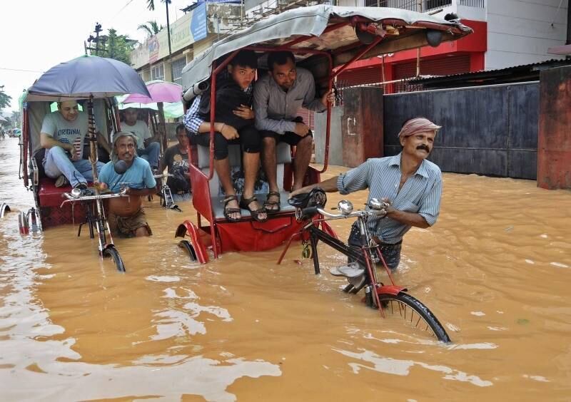 Motoristas de riquexó
tentam atravessar rua completamente alagada em Guwahati , na Índia. Sete
pessoas morreram devido às enchentes, deslizamento de terras e fortes chuvas
que atingem o distrito de Assam, no nordeste do país