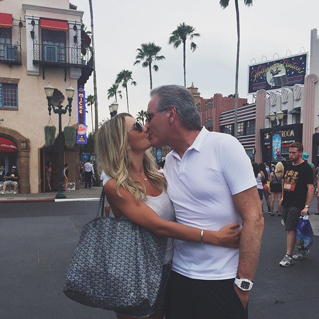 Mas não foi só Rafinha quem ganhou beijo, não! Siebert também se derreteu pelo marido

— Encontrei um Príncipe na Disney 