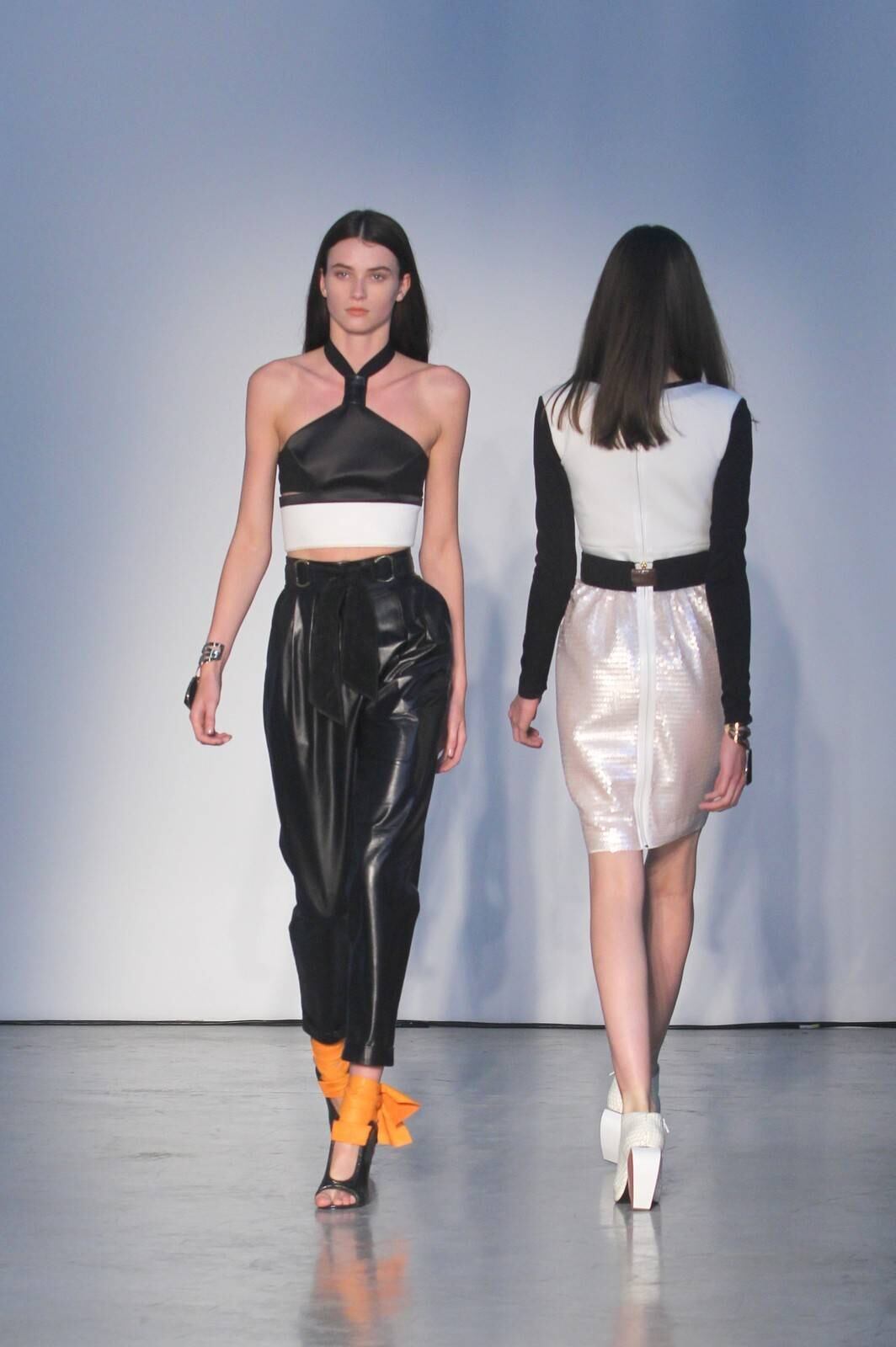 O segundo dia de desfiles da temporada inverno 2015 da São Paulo Fashion Week começou com a coleção do estilista Pedro Lourenço, nesta terça-feira (4). As modelos entraram na passarela após uma hora de atraso e vestiram peças feitas de diferentes materiais, que iam desde os trabalhos com paetês até detalhes com argolas de meta. Além dos casacos e saias que deram um ar sexy à coleção, as sandálias com saltos largos, arredondados e amarrações no tornozelo também foram destaque na passarela