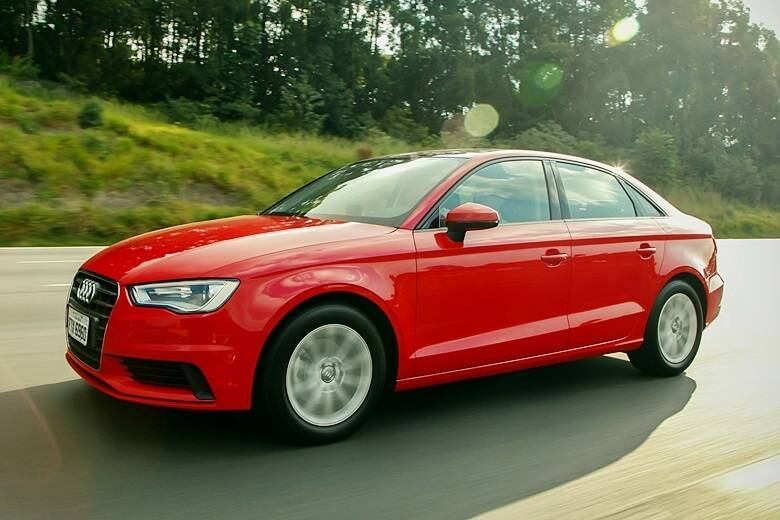 O A3 sedan chega às lojas com o apelo de ser o sedã de luxo mais barato do Brasil. Vendido a partir de R$ 94.800, o modelo alemão usa o pequeno, porém eficiente motor 1.4 turbo (122 cv) combinado ao câmbio automatizado Stronic de dupla embreagem e sete marchas. Segundo a Audi, a aceleração de 0 a 100 km/h leva 9,4 segundos. LEIA MAIS
