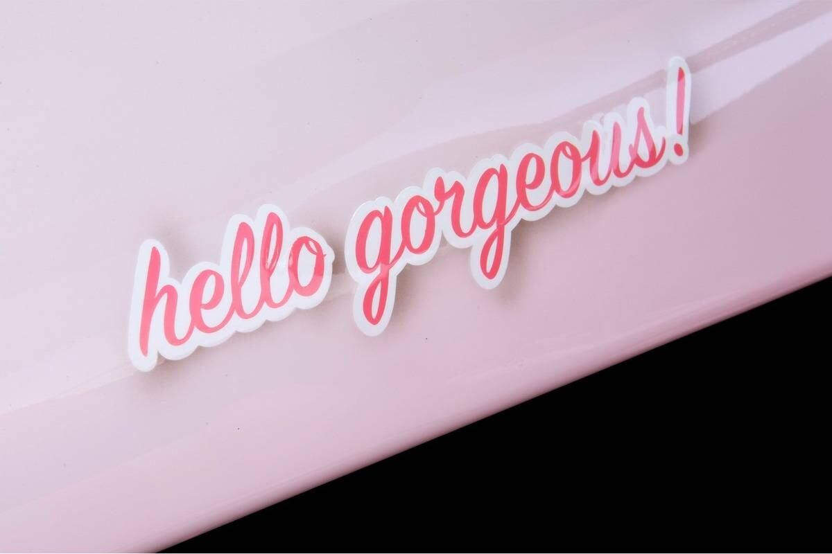 Há até uma inscrição no painel que diz "Olá maravilhosa!", em inglês
Saiba tudo sobre carros! Acesse R7.com/carros
E confira os melhores preços de novos e usados em r7.icarros.com.br