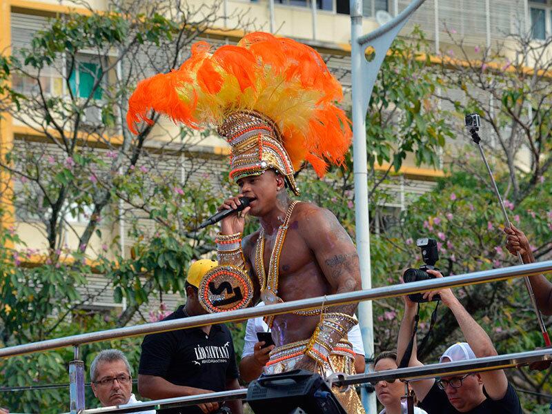 O cantor usou uma
fantasia que exibiu a boa forma