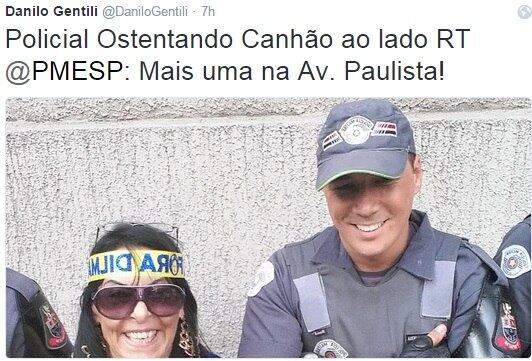 Danilo retuitou uma foto da Polícia Militar de São Paulo, em que uma manifestante aparece na Avenida Paulista, ao lado de um policial. O apresentador não perdoou e comentou
— Policial Ostentando Canhão ao lado.