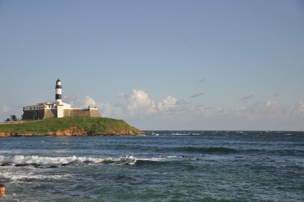 Praia do Farol da Barra está liberada para banho neste fim de semana, segundo o Inema