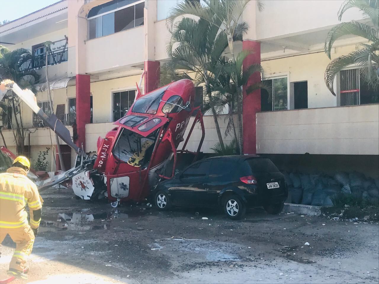 Helicóptero caiu ao lado de um carro estacionado