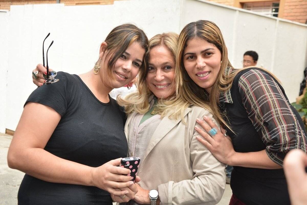 Susana Vieira incia a semana participando de evento beneficente em São Paulo
