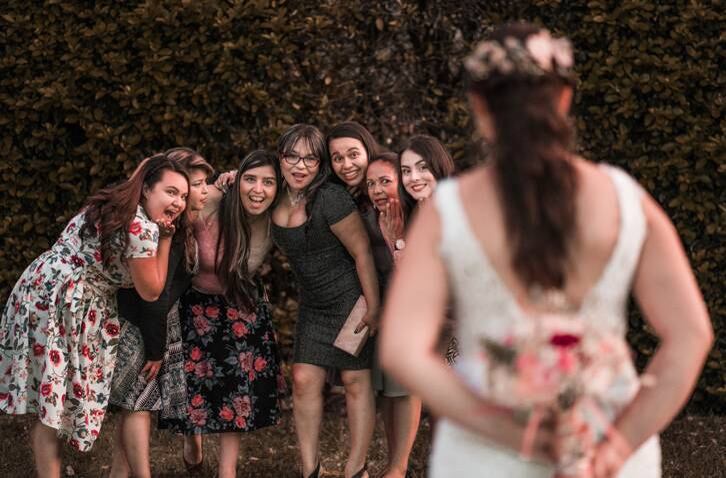 Durante casamento, dama de honra ficou bêbada e revelou ter flertado com o noivo