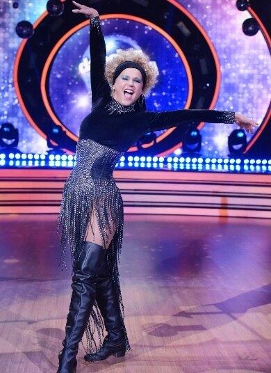 Os acessórios de época são um sucesso nas festas a fantasia. O cabelo com permanente e a faixa na cabeça são a cara dos anos 70