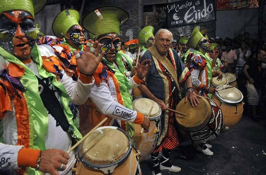 Em Montevidéu, o Carnaval é mais semelhante ao do Brasil.  A foto mostra a apresentação do grupo Llamadas, do pintor e escultor uruguaio Carlos Paez Vilaró 