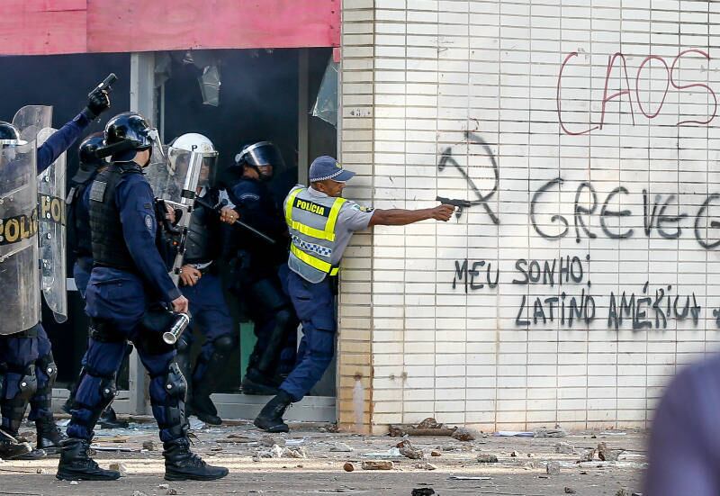 Policial militar atira com arma de fogo contra manifestantes no protesto desta quarta-feira (24)