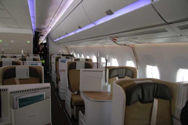 Já quem irá receber no mundo o primeiro avião
do modelo A350 XWB será a Qatar Airways. A entrega está prevista para o
final deste ano