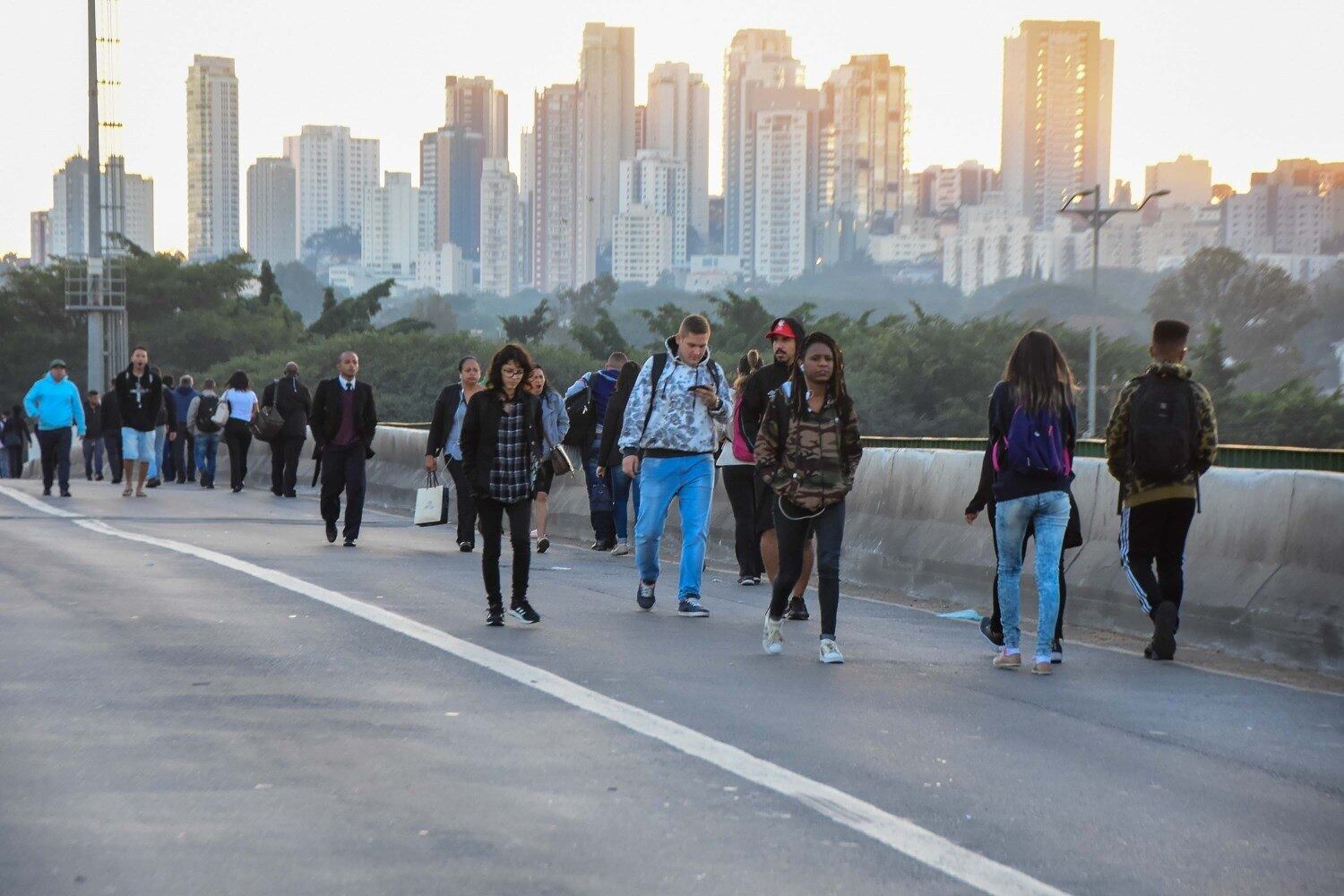 Prefeitura de SP libera mais duas faixas na ponte do Jaguaré