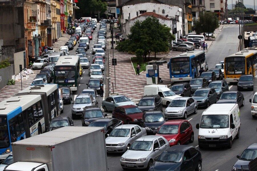 Trânsito congestionado na avenida Prestes Maia, região da rua 25 de março