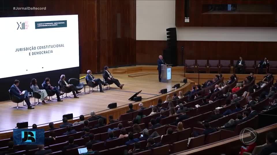 Crise gerada pela derrubada do aumento do IOF é um dos principais temas de debate no Fórum de Lisboa