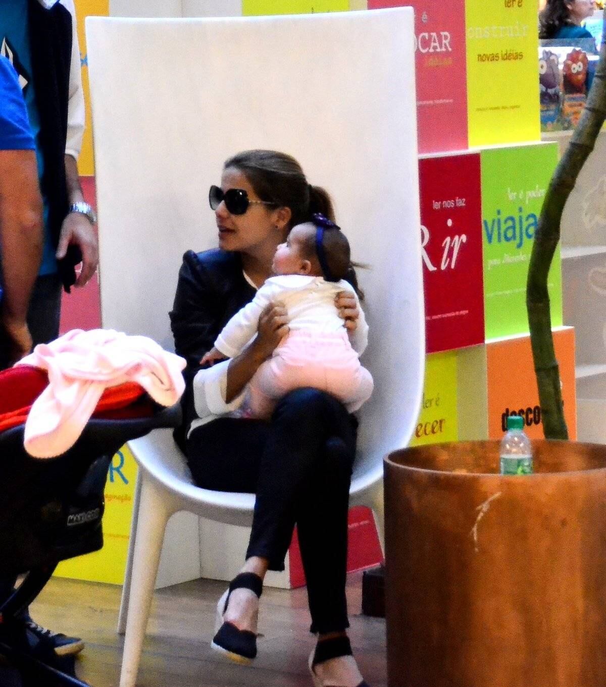 Durante o passeio, a atriz parou algumas vezes para atender os fãs