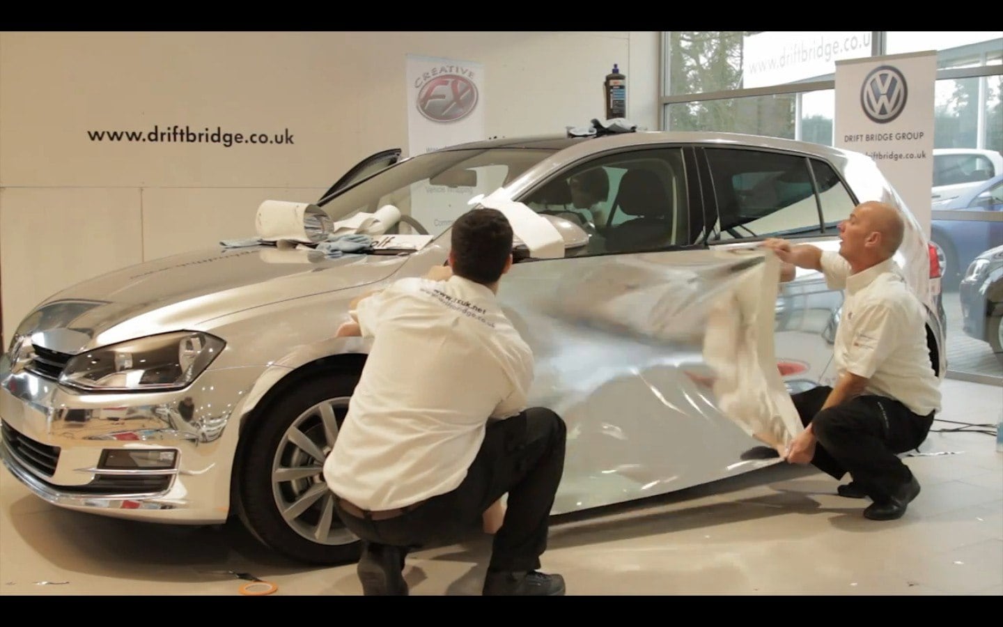 A boa qualidade da colocação é garantida pelo uso de adesivos inteiros, sem remendos
VEJA TAMBÉM
> RAM faz picape enfurecida para divulgar novo filme do Super-Homem
> Direto da idade da pedra: carro do filme Os Flintstones movido com os pés vai a leilão
Quer saber tudo sobre carros? Acesse R7.com/carros