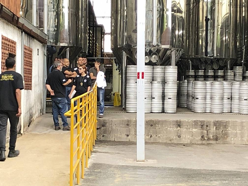 Policiais fizeram buscas na cervejaria Backer