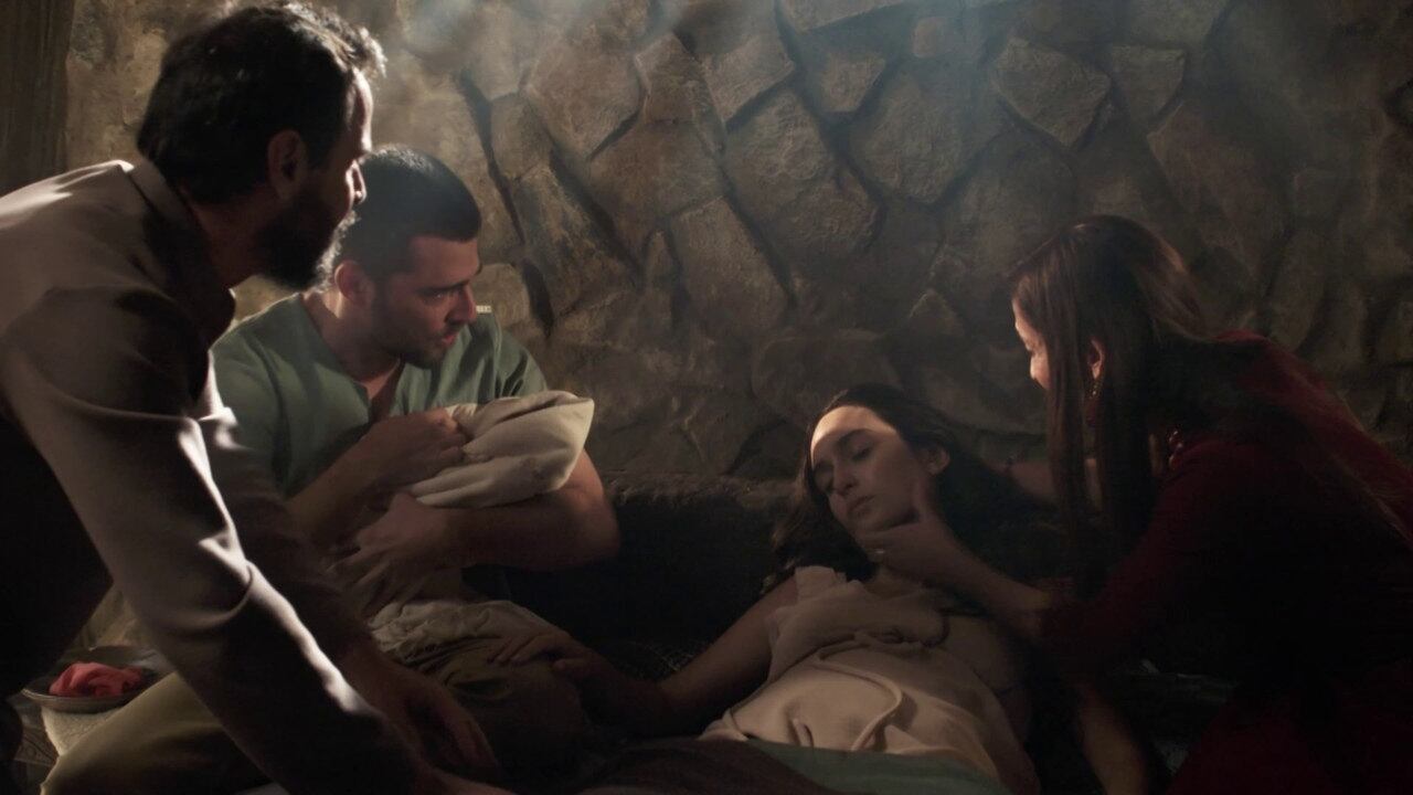 Ayla (Bruna Pinheiro) morreu após dar à luz a Mica