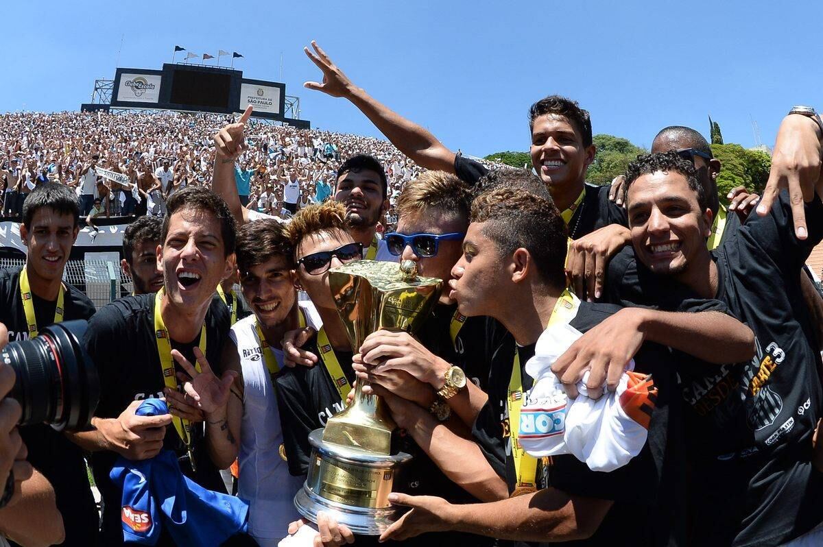 Jogadores do Santos beijam o troféu de campeão da Copa São Paulo de Futebol Júnior