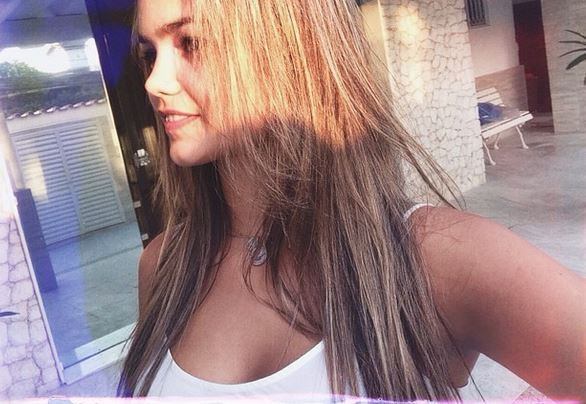 

— Na questão física, o que temos de mais parecido são os
olhos, a região da sobrancelha, o nariz pequenininho que é da família da minha
mãe. Isso é o que temos de mais semelhante fisicamente

+ Quer saber tudo sobre o Programa da Sabrina? Siga o perfil no Twitter

+ A atração da japa mais famosa do Brasil também está no Facebook. Curta!
