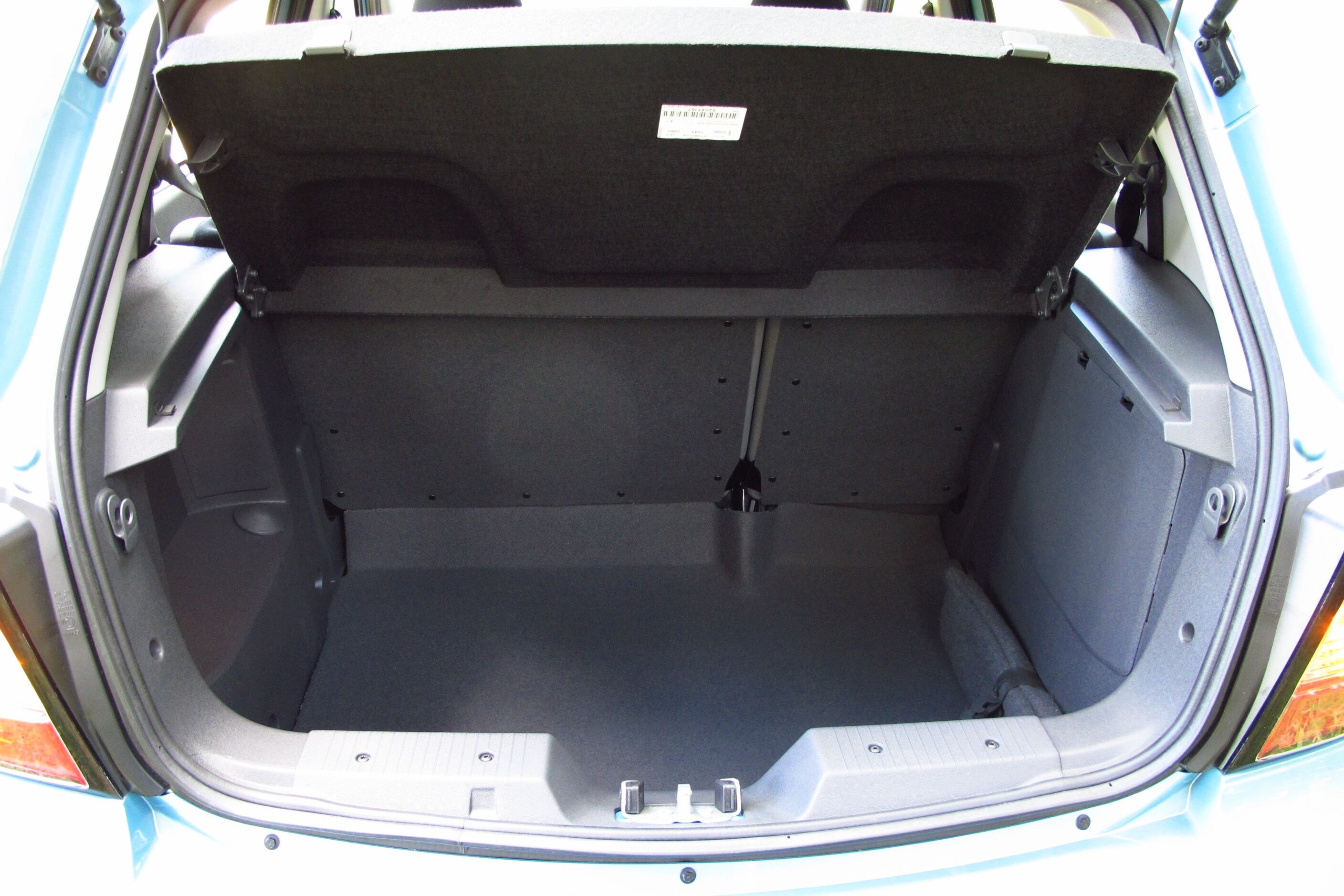 O porta-malas manteve os ótimos 327 litros de volume
Saiba tudo sobre carros! Acesse www.r7.com/carros