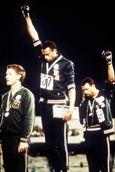 Nas Olimpíadas da Cidade do México, em 1968, dois velocistas, Tommie Smith e John Carlos fizeram a saudação dos Panteras Negras após receberem as medalhas. Os Panteras Negras eram um partido ativista americano que defendia o direito dos negros e foi um dos grandes responsáveis pela briga dos chamados Direitos Civis nos Estados Unidos