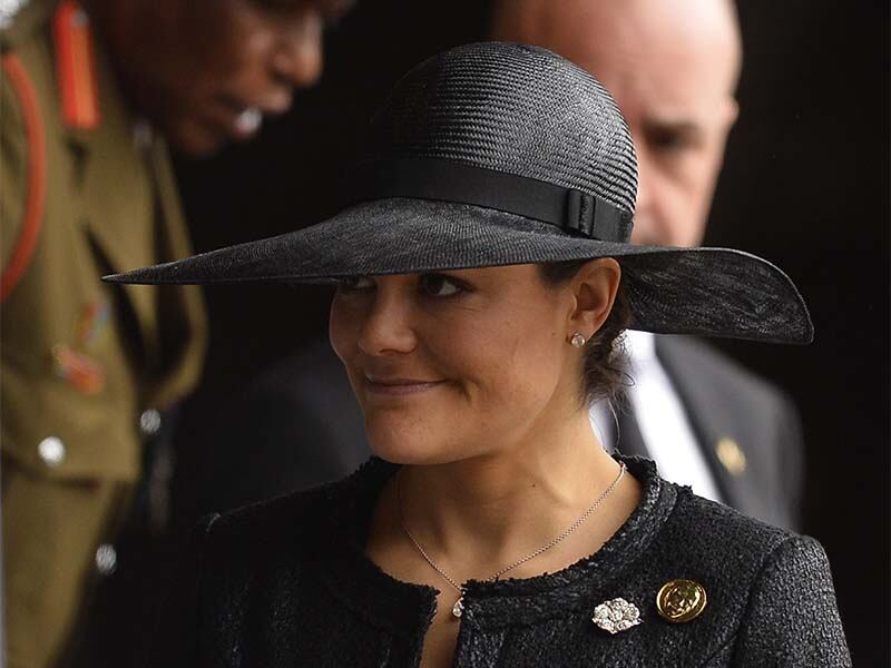 Mas Madiba,
apelido que remete ao clã daquele que é considerado o mais importante
filho da África do Sul, não movimenta apenas dezenas de chefes de Estado
e os milhões de sul-africanos que o têm como pai. Os aeroportos de
Johannesburgo ficaram lotados nos últimos dias desde a morte de Mandela.
Pessoas de todas as partes do mundo chegam para se despedir e prestar
homenagem ao líder.
Na foto, a princesa da Suécia, Victoria, é vista entre os VIPs na cerimônia de adeus