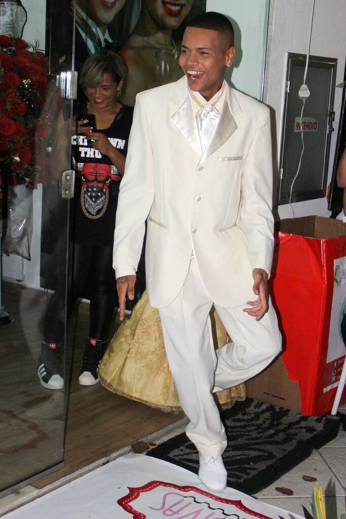 Mc Duduzinho, em versão noivo todo de branco 