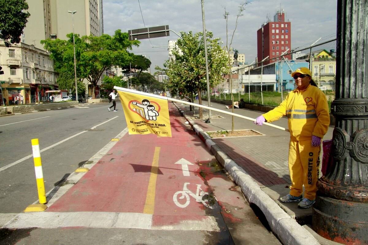 Segundo Maria do Livramento, que trabalha na
sinalização do trecho da avenida Duque de Caxias, desde o início da
implementação, quem mais utiliza o espaço exclusivo das bikes são trabalhadores
da região que transportam mercadorias para locais de curta distância