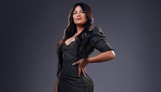 Augusta Vitória de Araújo, mais conhecida como Vivi Araújo, morreu, aos 22 anos, após se envolver em um acidente, na madrugada desta sexta-feira (30), na entrada de Cidade Ocidental (GO). A jovem estava voltando de um show em Valparaíso de Goiás quando o carro que dirigia capotou. Ela faria aniversário em apenas duas semanas.