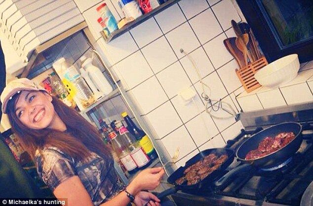 Michaela começou a caçar quando tinha apenas 13 anos e, neste ano, ela já viajou para Hungria e Eslováquia, onde abateu animais diversos como javalis e ovelhas