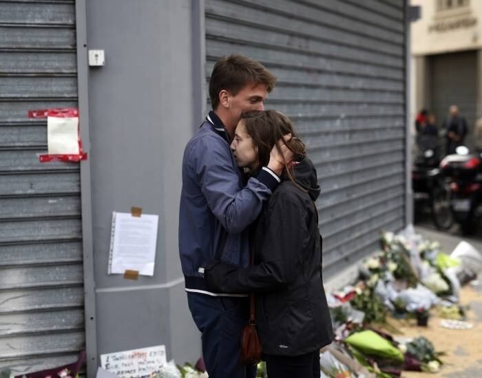 Franceses se emocionaram do lado de fora do Café Carillon e do restaurante Petit Cambodge, alvo dos terroristas na noite de sexta-feira. As vítimas foram lembradas com flores e velas