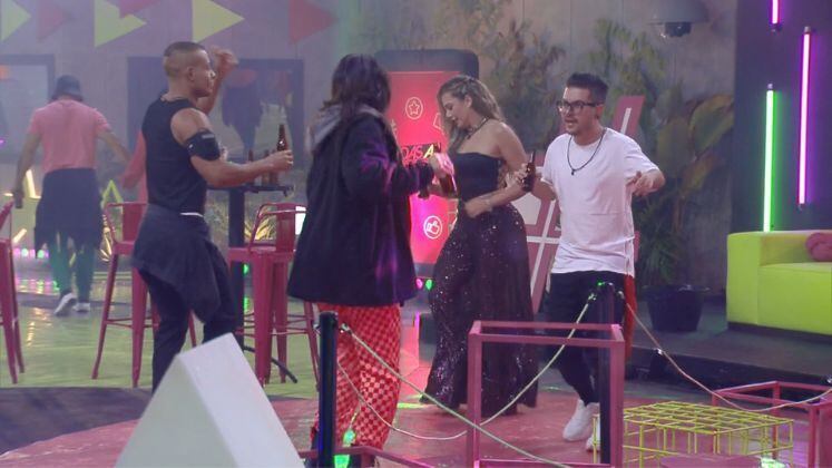 É no sapatinho? Mussunzinho aproveitou uma deixa no "momento pagode" da festa para mostrar toda a sua desenvoltura. Talento de artista?