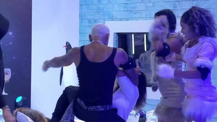 Magic Dynho

Solange sentou no sofá para descansar na Festa Polar quando foi surpreendida por Dynho. O peão fez uma dança sensual especialmente para ela. Os demais participantes ficaram empolgados com a coreografia e aplaudiram o momento com muita gritaria
