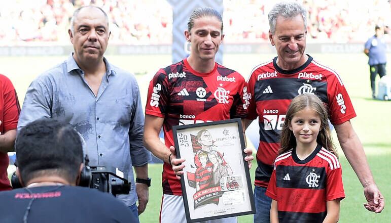 A dupla ainda ganhou um quadro. O de Filipe Luís, em especial, tinha uma homenagem familiar: nele, está estampada uma foto dele e do avô materno, Ivo Stinghen, responsável por tornar o lateral-esquerdo um torcedor rubro-negro