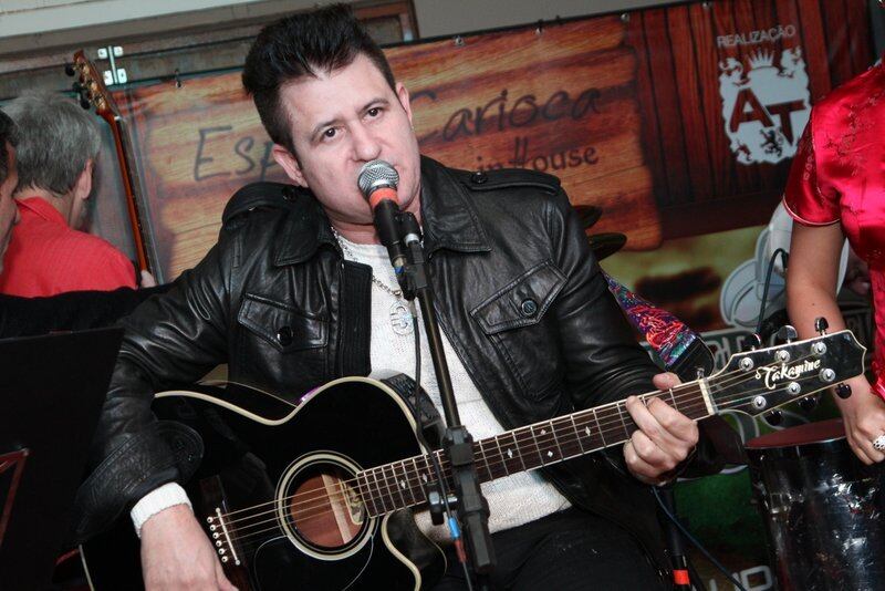 Marrone soltando a voz