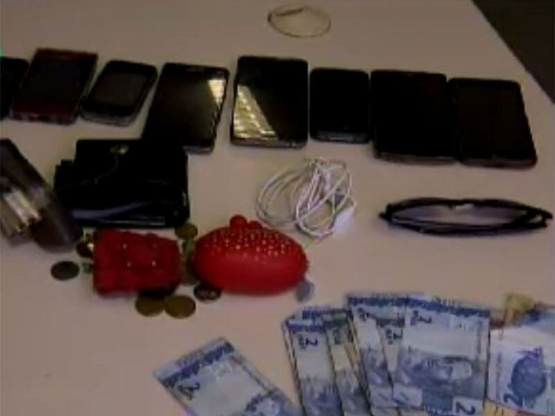 A dupla começou a agir na região do Vale do Canela. Conforme as testemunhas, os suspeitos ficaram localizados entre a catraca e o cobrador, abordando cada passageiro que entrava. Na ocasião, foram apreendidos, celulares, cerca de R$ 80 e outros objetos pessoais dos passageiros que estavam no coletivo. Além disso, a arma utilizada na ação criminosa também foi recuperada