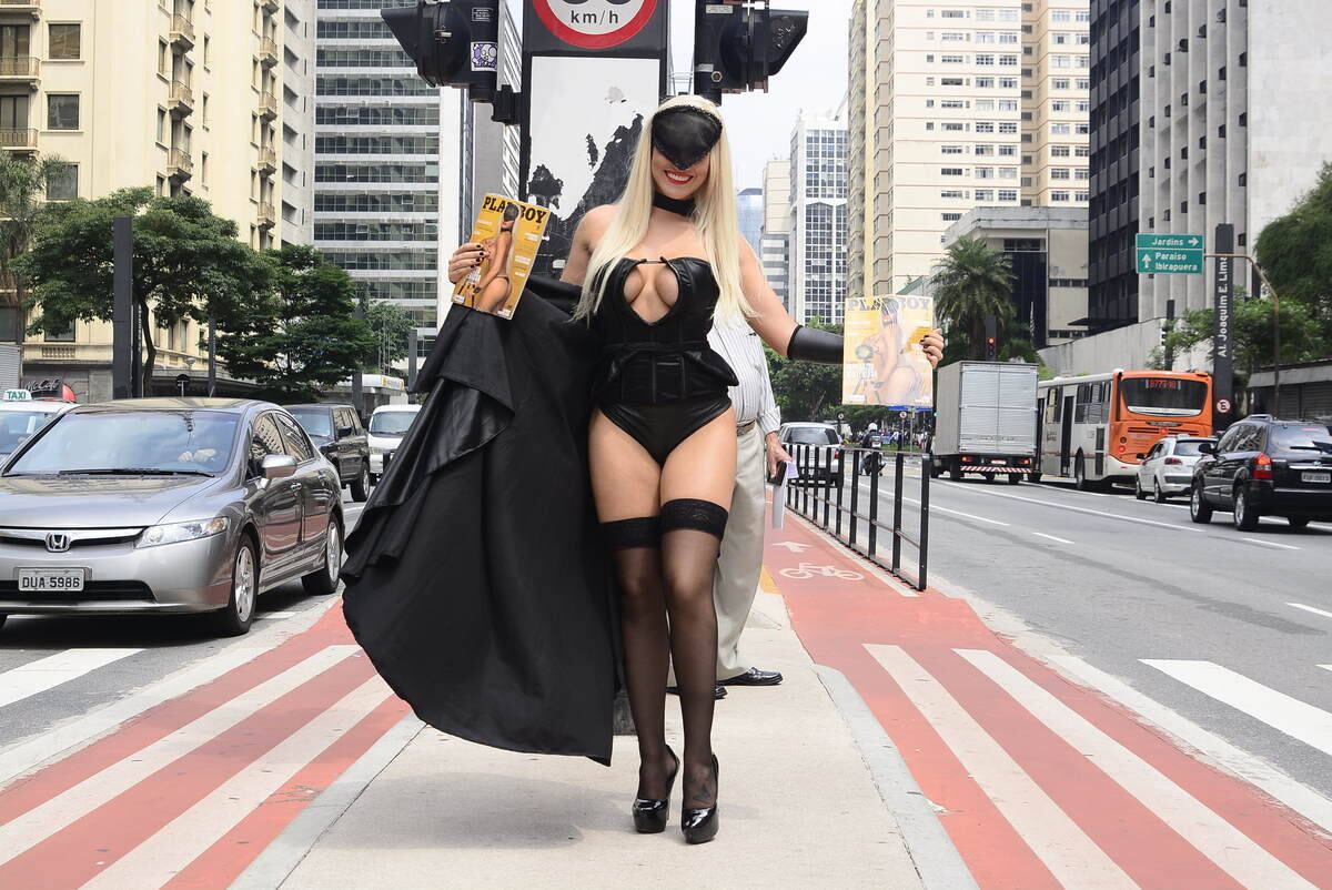 Paparazzo Misteriosa releva que está solteira e comenta boatos sobre sua identidade