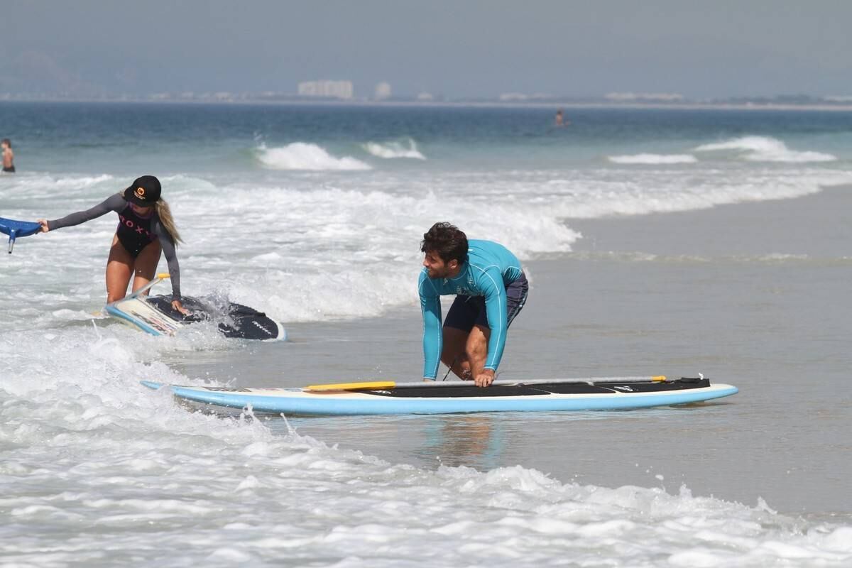 Bruno Gagliasso e Ricardo Pereira praticam stand up paddle na praia da Barra da Tijuca, no Rio
