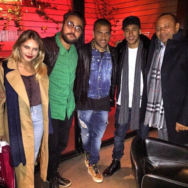 O humorista Eduardo Sterblitch economizou nas palavras, porém, mandou seu recado.

- Usando as palavras do próprio @neymarjr: PARABÉNS, MLKOTE!!! C É PIKA!
