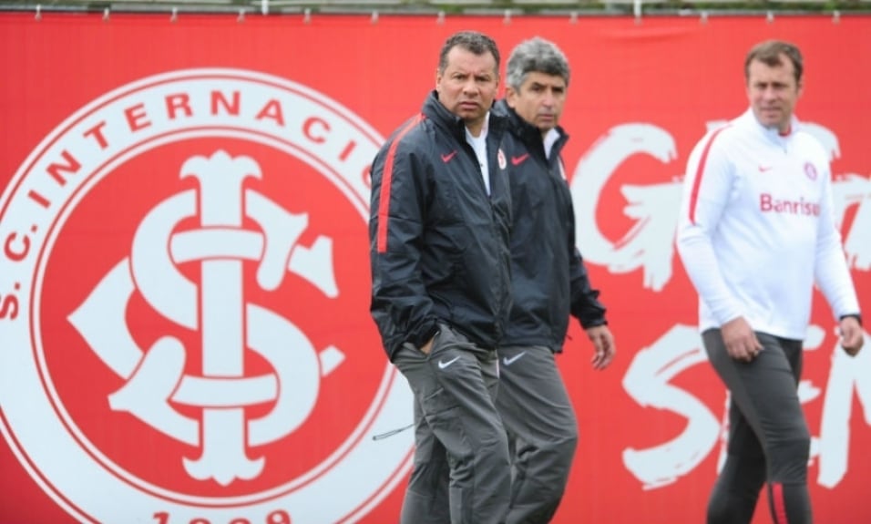 Celso Roth não comanda uma equipe desde que deixou o Internacional, em 2016. Aos 61 anos, o experiente treinador tem passagens também por Grêmio, Santos, Palmeiras, Flamengo, Vasco, Atlético-MG e outros clubes importantes do Brasil.