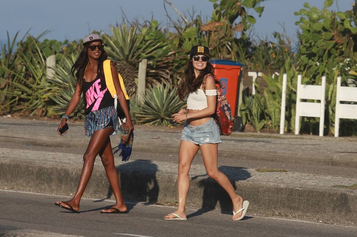 Isis Valverde esteve na praia da Reserva, no Rio