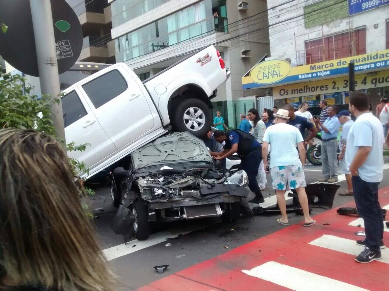Motorista ficou preso às ferragens em acidente na Avenida Gil Veloso