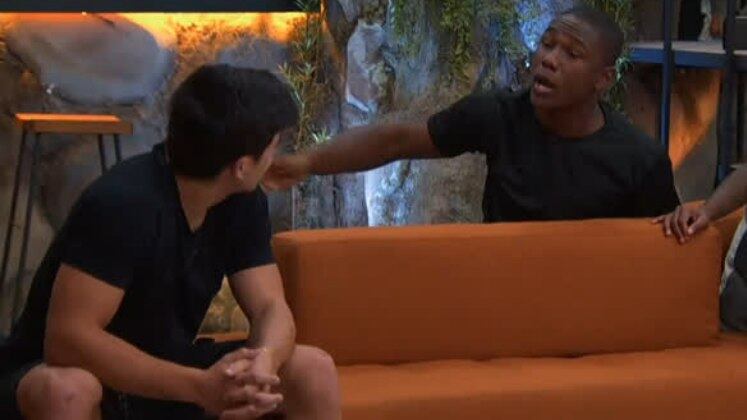 10 - Mais tretas! 

Thomaz e Negão da BL também foram protagonistas de uma discussão feia no Exílio. Nanah até precisou interferir e acalmar os colegas 