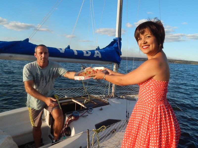 Quem estiver dando uma volta de embarcação sobre o lago, pode fazer o pedido e retirar sem ter que desembarcar