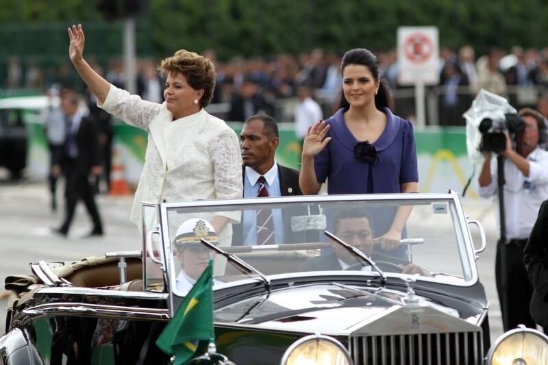 Em 2010, Dilma também levou a filha à sua cerimônia de posse. A tradição é que o presidente eleito desfile no Rolls-Royce
acompanhado pelo cônjuge. Dilma, que é divorciada, foi a primeira mulher a ser
eleita para a chefia do Estado brasileiro